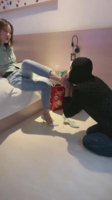 【五月】斯文御姐羞辱跪舔奴 bf13505