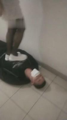 【饭团】楼梯间踩踏蹂躏 bf13426