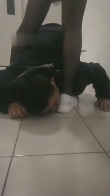 【饭团】楼梯间踩踏蹂躏 bf13426