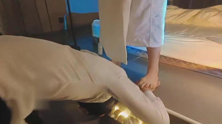 【初恋】白富美让抖M男友伺候 bf13440