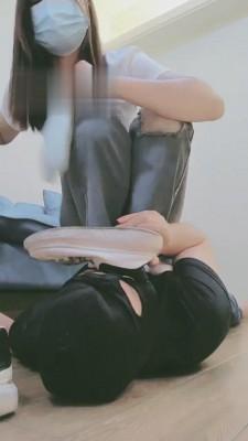 【妮蔻】舔脏鞋底/插嘴/鞋抽耳光/踩踏 bf13396