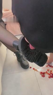 【轩宁】短靴黑丝踩踏食物喂食 bf13375