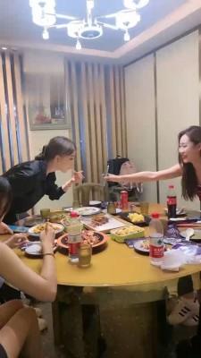 【二宝】精彩-群女王餐厅公开处刑狗【双视角版】 bf17266