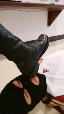 【广州小鱼姐姐】脏长靴踩食物喂食 bf21268