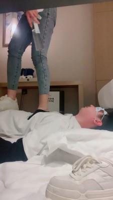 【筱七S】小白鞋黑船袜踩狗 bf21211