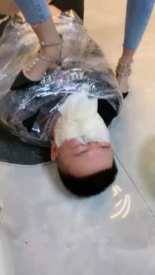 【麋鹿银儿】带素人小姐姐全体重踩狗 bf21155