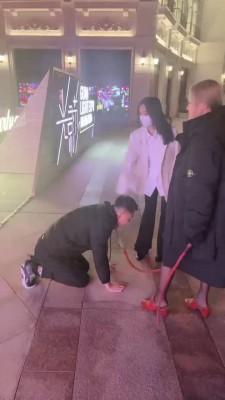 【牙乖乖】双S商业街公开遛狗【双视角版】 bf21100