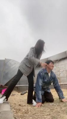 【猫咪大人】户外暴力踢踹偷拍狂【双视角版】 bf21122