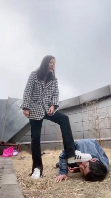 【猫咪大人】户外暴力踢踹偷拍狂【双视角版】 bf21122