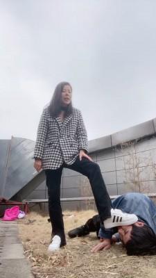 【猫咪大人】户外暴力踢踹偷拍狂【双视角版】 bf21122