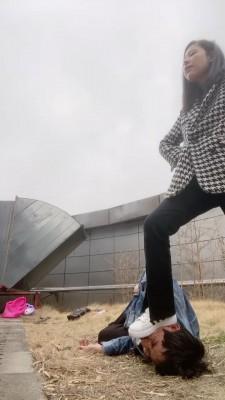 【猫咪大人】户外暴力踢踹偷拍狂【双视角版】 bf21122