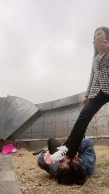 【猫咪大人】户外暴力踢踹偷拍狂【双视角版】 bf21122