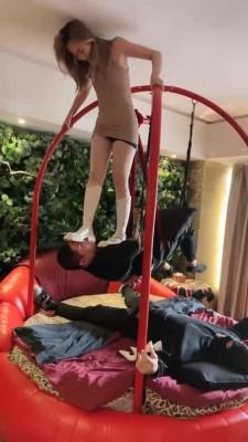 【二宝】惩罚跑骚狗-人体秋千/踩踏/深喉 bf21074