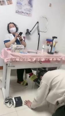 【小祖宗】当着素人美甲师的面调狗 bf21118