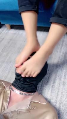 【狗哥】双素人船袜塞嘴全体重踩 bf21099