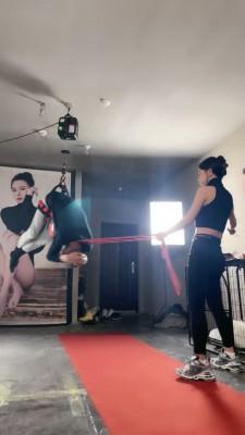 【妮可】瑜伽女教练重度训 bf21105