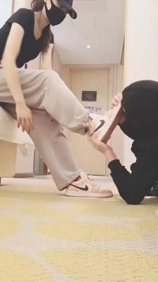 【美娜格格】AJ白袜肉丝小姐姐辱追求者 bf21030