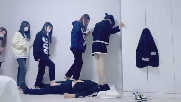 【精神小妹】6素人学生S全体重踩踏 bf21007