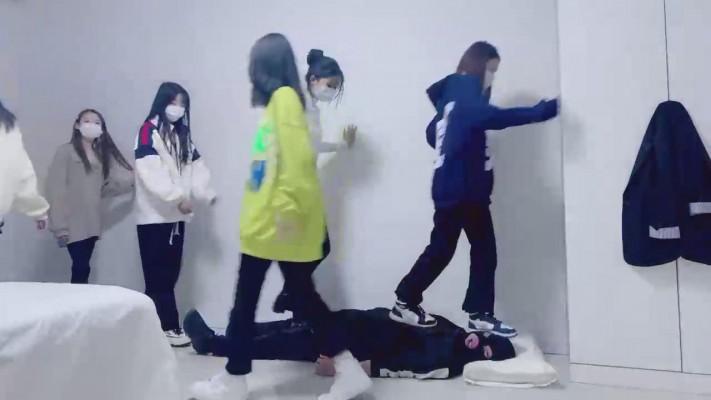 【精神小妹】6素人学生S全体重踩踏 bf21007