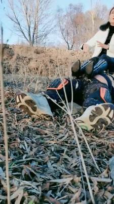 【梦蝶大人】户外抓住偷拍狂 bf21044