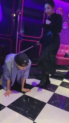 【鑫儿教头】骗狗来KTV调教玩鞋底 bf13306