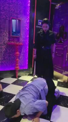 【鑫儿教头】骗狗来KTV调教玩鞋底 bf13306