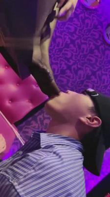 【鑫儿教头】骗狗来KTV调教玩鞋底 bf13306