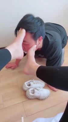 【娜美】小白鞋船袜羞辱脚下狗吃烟灰 bf13311