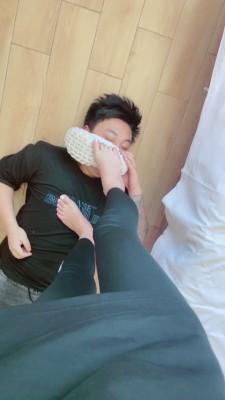 【娜美】小白鞋船袜羞辱脚下狗吃烟灰 bf13311