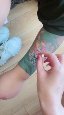 【娜美】小白鞋船袜羞辱脚下狗吃烟灰 bf13311