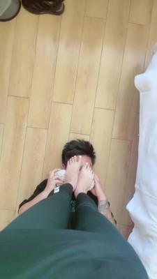 【娜美】小白鞋船袜羞辱脚下狗吃烟灰 bf13311