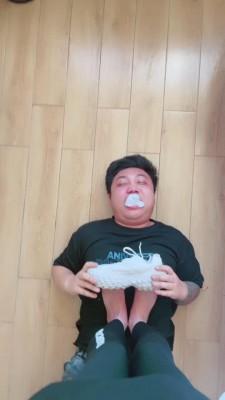 【娜美】小白鞋船袜羞辱脚下狗吃烟灰 bf13311