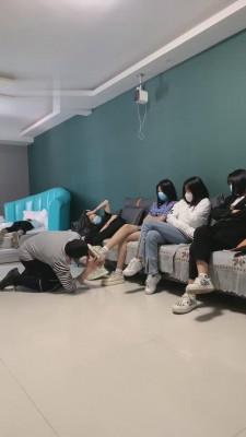 【精神小妹】素人群女遛狗调踩踏