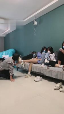 【精神小妹】素人群女遛狗调踩踏