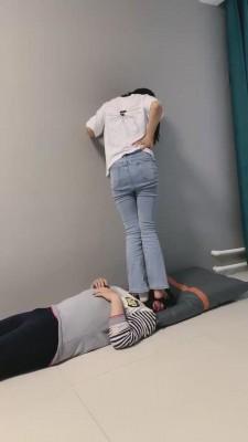 【精神小妹】素人群女遛狗调踩踏