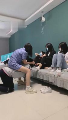 【精神小妹】素人群女遛狗调踩踏