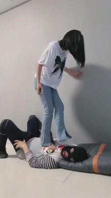 【精神小妹】素人群女遛狗调踩踏