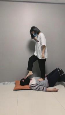 【精神小妹】素人群女遛狗调踩踏