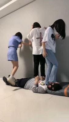 【精神小妹】素人群女遛狗调踩踏