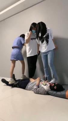 【精神小妹】素人群女遛狗调踩踏