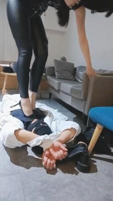 【偏不】玩狗子踩踏圣水 bf13233