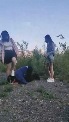 【雪儿】姐妹花户外惩罚跟踪狂 bf13191