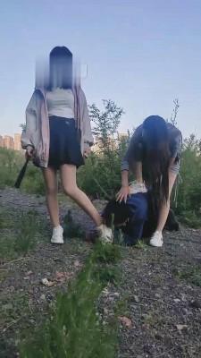 【雪儿】姐妹花户外惩罚跟踪狂 bf13191