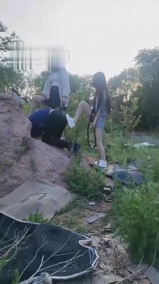 【雪儿】姐妹花户外惩罚跟踪狂 bf13191