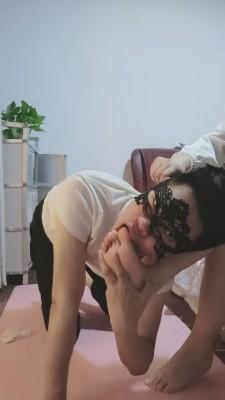 【浅尝】抽耳光/脚踹/啃脚喂食 bf13185