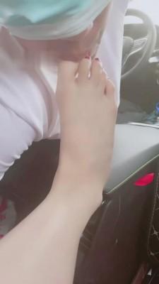 【月小主】逛街后让狗车内舔原味脚 bf13192