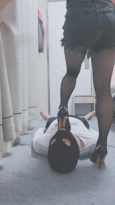 【灵竹】惩罚邻居深喉/踩踏 bf13097