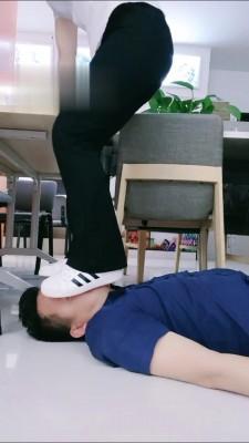 【小贱】售楼小姐姐的小白鞋羞辱 bf13037