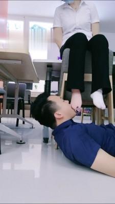 【小贱】售楼小姐姐的小白鞋羞辱 bf13037