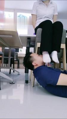 【小贱】售楼小姐姐的小白鞋羞辱 bf13037